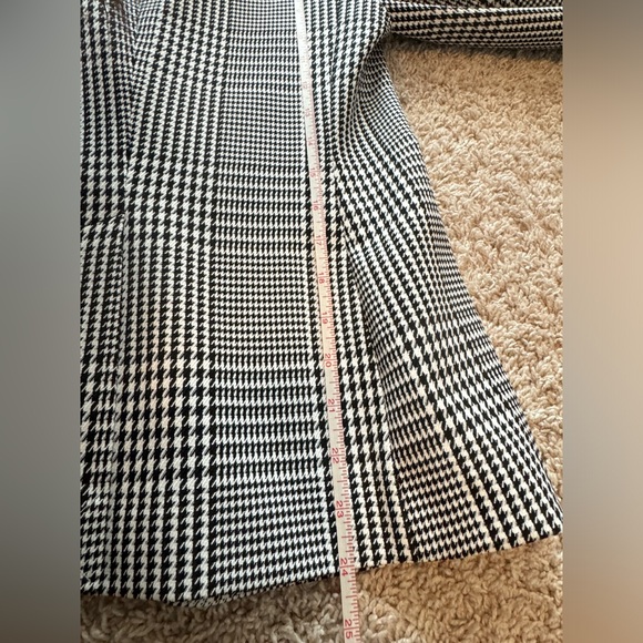 Banana Republic Houndstooth Blazer
Suit Jacket Size 2P - Picture 14 of 14